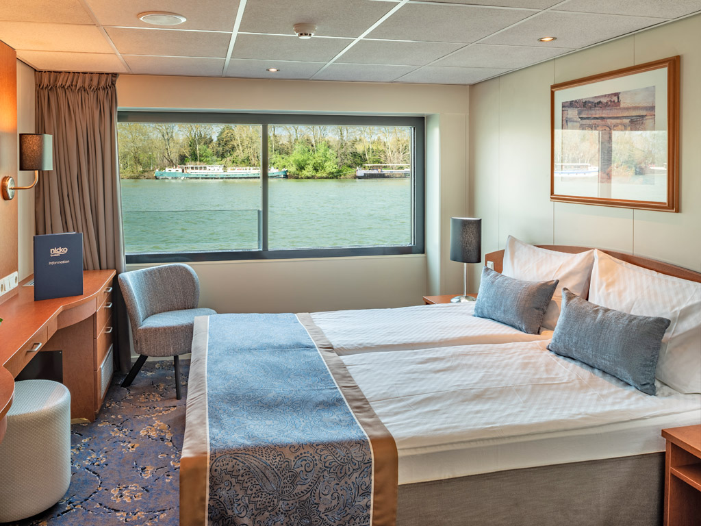 MS Bijou du Rhône - Deluxe Außenkabine mit Panoramafenster (zu öffnen)