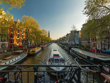 Brücke über Gracht in Amsterdam