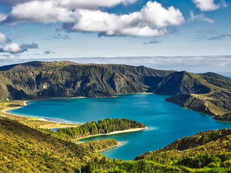 Landschaft mit Kratersee auf den Azoren