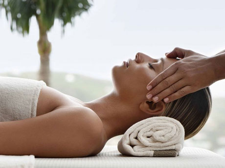 Gesichtsbehandlung im Spa