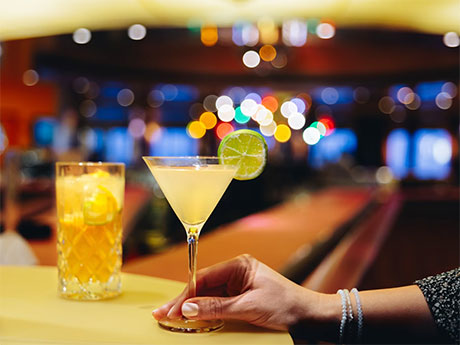 Cocktailgläser auf Bartheke