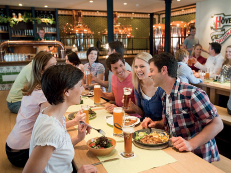 Stimmung beim Essen im AIDA-Brauhaus