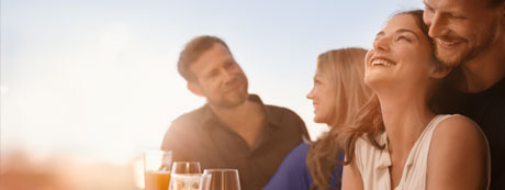 Fröhliche Runde beim Sundowner an Deck