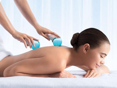 Massage mit Eiskugeln
