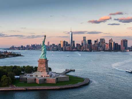 Blick über die Hafeneinfahrt nach New York