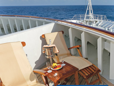 Suite mit Balkon an Bord der MS Hamburg