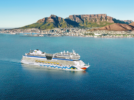 AIDA Schiff vor dem Tafelberg in Kapstadt