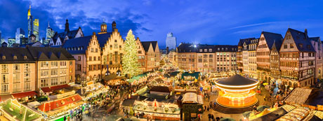 Blick über einen stimmungsvollen Weihnachtsmarkt