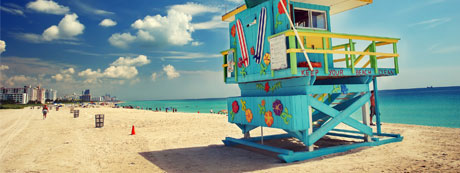 Strand mit Lifeguard-Wachposten